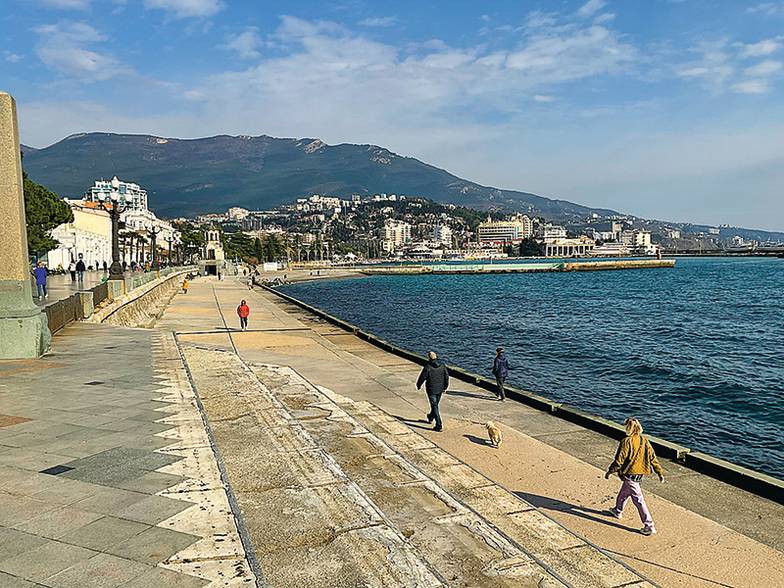 БЕРТ КОРК Конец зимы, а Ялта словно застряла в бабьем лете с прошлого года. Тепло, по набережной ходят толпы туристов…
