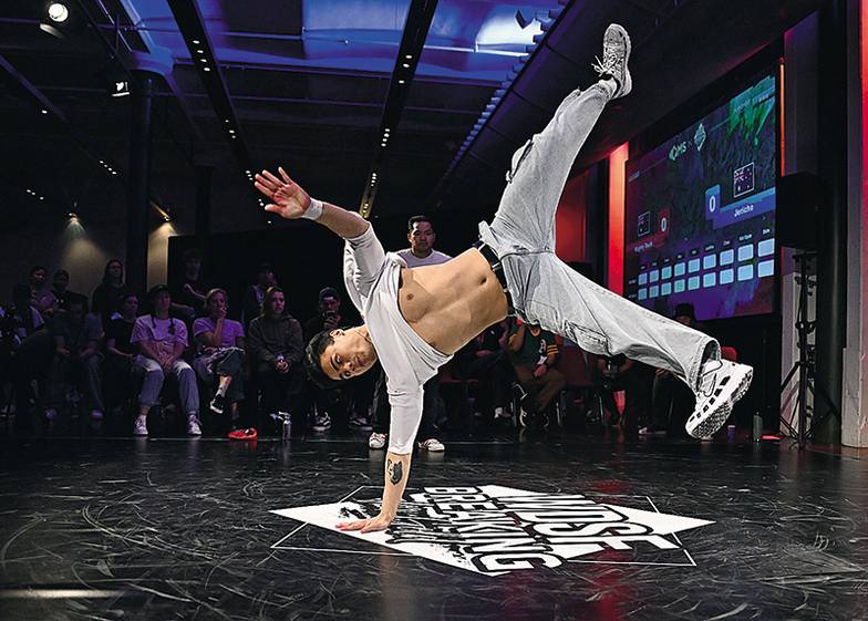 TASS Стремясь привлечь молодежную аудиторию, в программу Олимпиад постоянно включаются новые виды спорта.  В Париже впервые пройдут соревнования по брейкингу — уличным танцам, известным в России как брейкданс