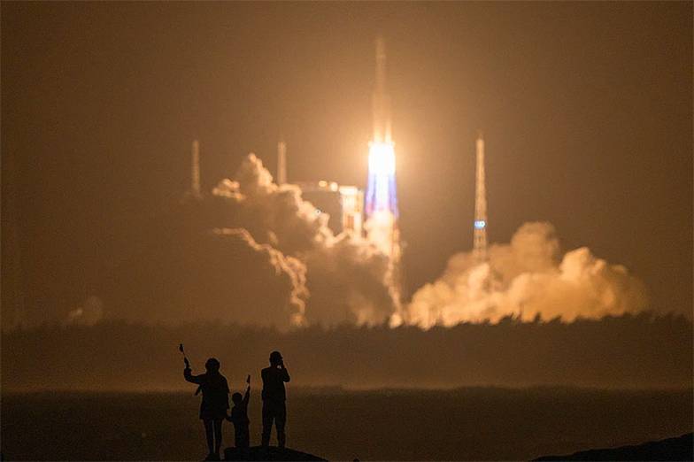 PHOTO BY YUAN CHEN/VCG С 2023 года Китай регулярно запускает ракеты к ОС «Тяньгун» — третью многомодульную станцию в истории&nbsp; космонавтики после российского «Мира» и МКС