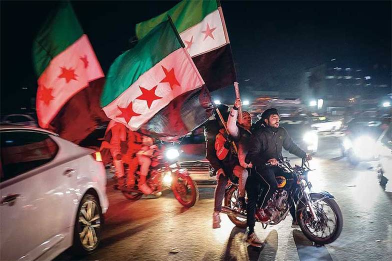 EPA/ANTONIO PEDRO SANTOS Сирийские боевики все еще заняты разграблением арсеналов и местью видным представителям режима Асада, которые не успели покинуть страну