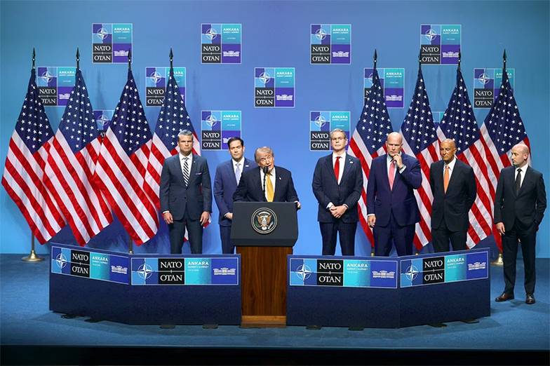 EPA/NECATI SAVAS2 ДОНАЛЬД ТРАМП В ОЧЕРЕДНОЙ РАЗ ПРЕВРАТИЛ КОЛЛЕКТИВНОЕ МЕРОПРИЯТИЕ ЗАПАДА В ПРЕСС-КОНФЕРЕНЦИЮ ИМЕНИ СЕБЯ