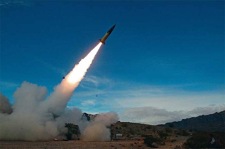 JOHN HAMILTON/U.S. ARMY VIA AP России есть чем сбивать западные ракеты. На фото: ракета ATACMS во время демонстрационного запуска