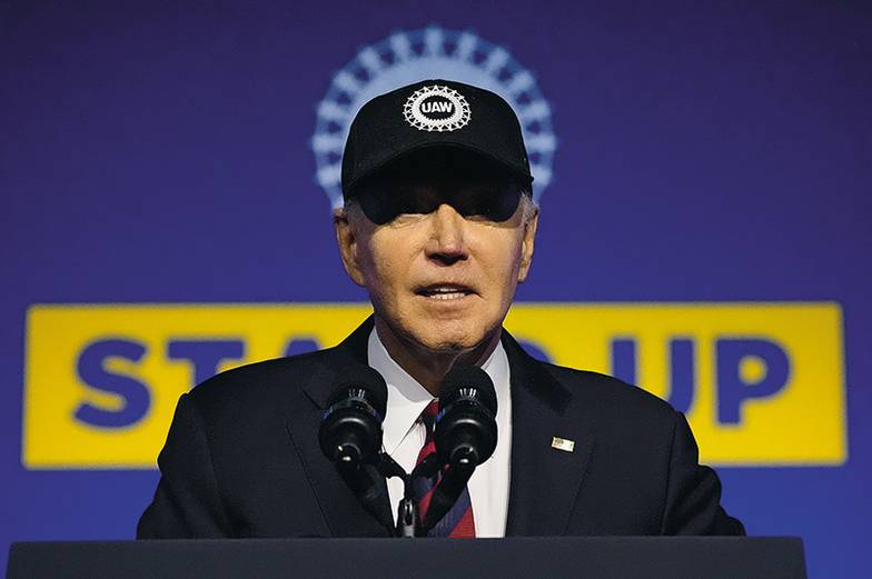 AP/TASS Президент США Джо Байден был бы не прочь заключить мир между Россией и Украиной и представить его как  собственную победу: мол, Соединенные Штаты отстояли большую часть территории Украины, не потеряв при этом  ни одного своего солдата