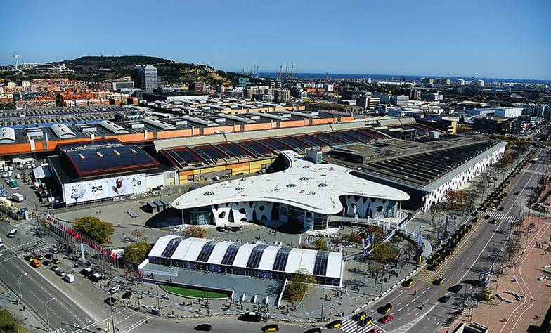 RAMON COSTA/SOPA IMAGES Участники Мирового мобильного конгресса в Барселоне искали пути монетизации бурно растущего мирового  мобильного трафика, объемы которого только за последний год выросли на треть