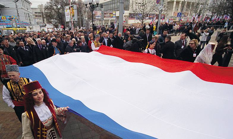 ИТАР-ТАСС/АЛЕКСЕЙПАВЛИШАК До присоединения крымчан сильно раздражала насильная украинизация, которая начиналась с языка. После присоединения это решилось быстро и просто: в Крыму официально закреплено три государственных языка — русский, украинский и татарский