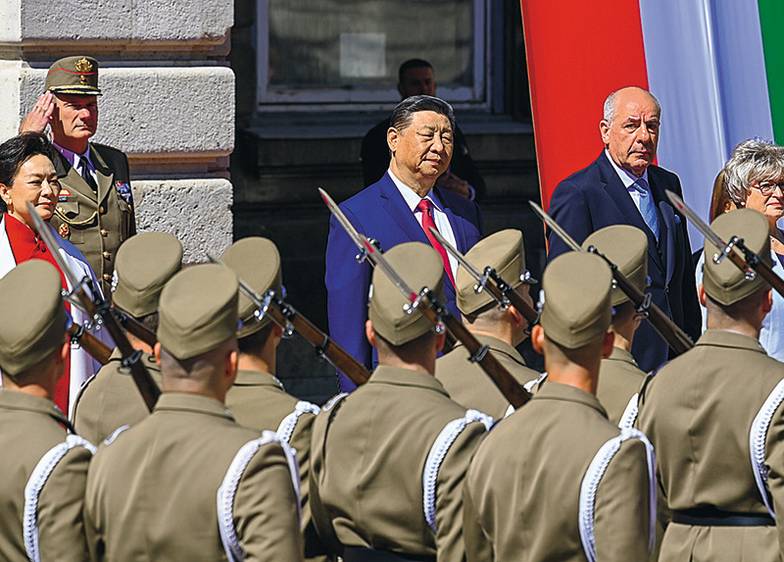 AP/TASS Председатель КНР Си Цзиньпин и президент Венгрии Тамаш Шуйок