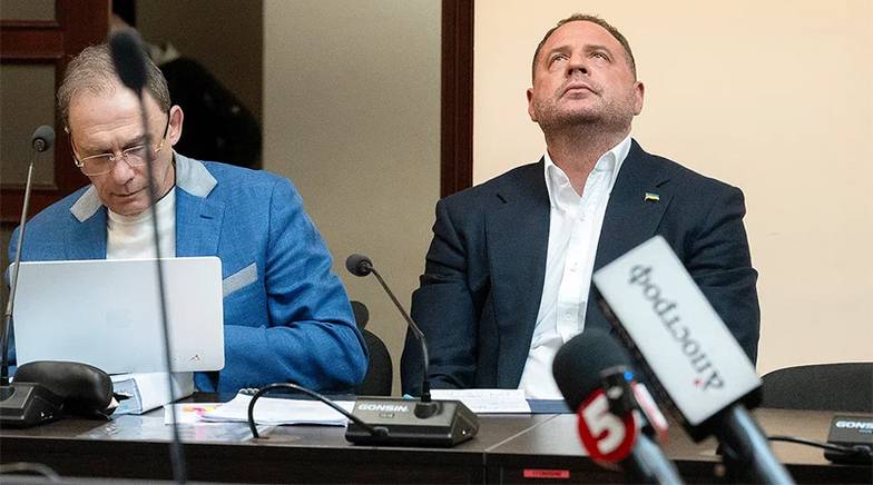 ФОТО: EPA/MAXYM MARUSENKO БЫВШИЙ ГЛАВА ОФИСА ЗЕЛЕНСКОГО АНДРЕЙ ЕРМАК (СПРАВА) БЫЛ АРЕСТОВАН В МАЕ. ЕМУ ГРОЗИТ ДО 15 ЛЕТ ТЮРЬМЫ ЗА ОТМЫВАНИЕ ДЕНЕГ