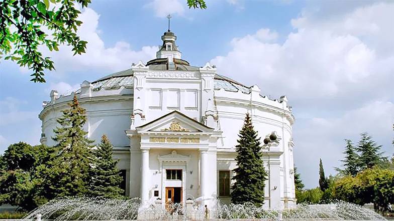  В ЭТОМ ЗДАНИИ ЭКСПОНИРОВАЛАСЬ ПАНОРАМА «ОБОРОНА СЕВАСТОПОЛЯ 1854–1855 ГОДОВ» ФРАНЦА АЛЕКСЕЕВИЧА РУБО, СОЗДАННАЯ ХУДОЖНИКОМ В 1904 ГОДУ С ОПОРОЙ НА ДОКУМЕНТЫ И СВИДЕТЕЛЬСТВА УЧАСТНИКОВ КРЫМСКОЙ ВОЙНЫ