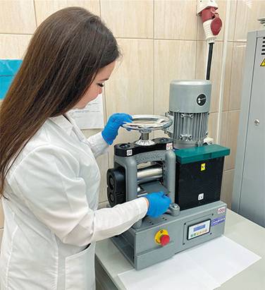  В Научно-исследовательском институте водородной энергетики работают порядка 80 человек, примерно половина из  них — студенты и молодые аспиранты