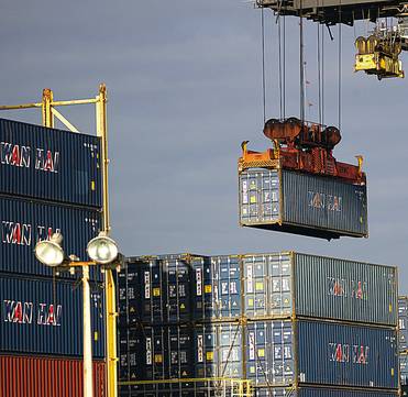 EPA/JEROME FAVRE Мировая экономика уже начинает ощущать последствия блокировки судоходного пути в Красном море