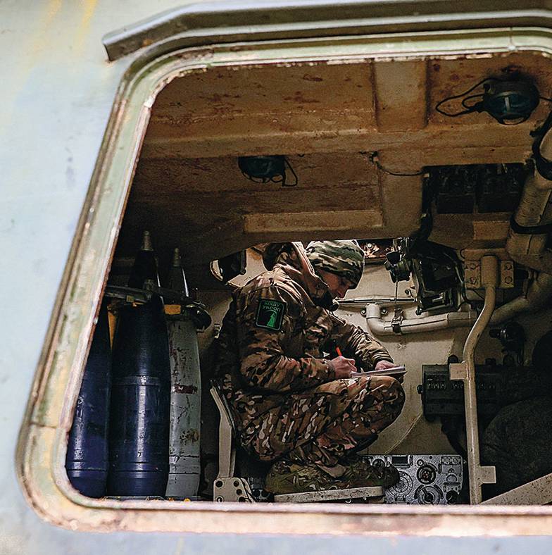 АЛЕКСАНДР РЕКА/ТАСС Военнослужащий во время подготовки штурмовых групп в зоне проведения специальной военной операции