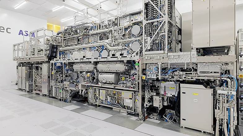  EUV-ЛИТОГРАФИЧЕСКАЯ МАШИНА ASML ВЕСИТ 180 ТОНН, А ЕЕ СТОИМОСТЬ ДОХОДИТ ДО 400 МЛН ДОЛЛАРОВ. АДРЕСАТЫ ПОСТАВОК КАЖДОГО ЭКЗЕМПЛЯРА ТАКОГО ОБОРУДОВАНИЯ ТЩАТЕЛЬНО ОТСЛЕЖИВАЮТСЯ