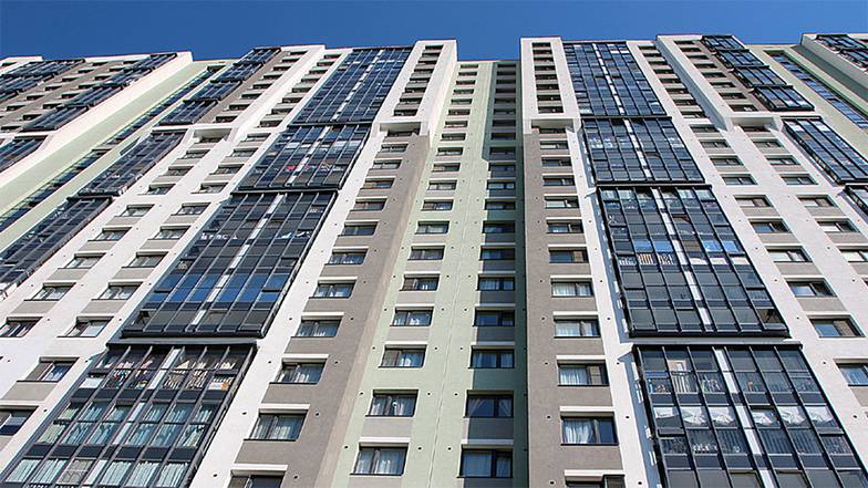 МАКСИМ КОНСТАНТИНОВ/ТАСС Маленькие квартиры в высотных многоэтажках — это жилье, которое не располагает к созданию семей и рождению детей