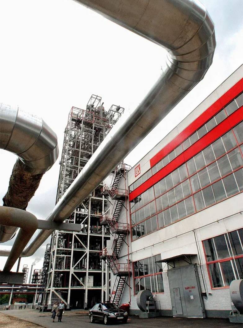 TASS После продажи своих зарубежных активов «ЛУКойл» вынужден будет сконцентрироваться на развитии  российского бизнеса. На фото — Нижегородский НПЗ мощностью по сырью 17 млн тонн, крупнейший из четырех  российских нефтеперерабатывающих активов компании