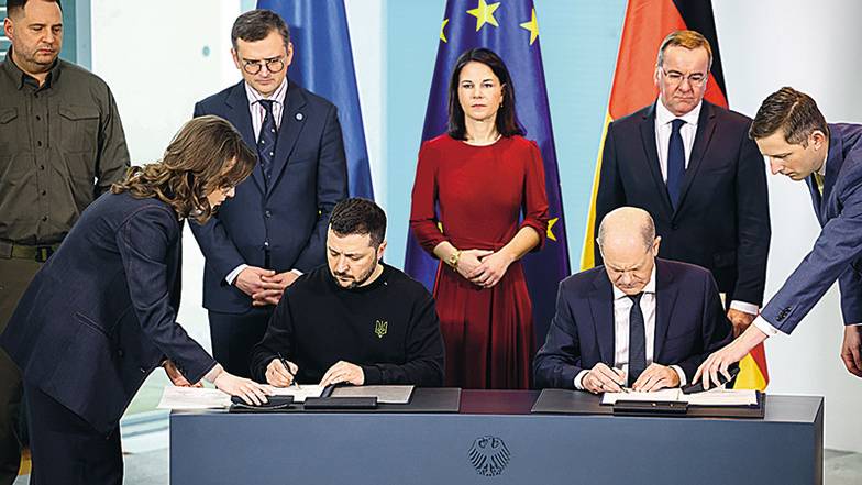 EPA/ТАСС Канцлер Германии Олаф Шольц (справа) и президент Украины Владимир Зеленский (слева) во время подписания  двустороннего соглашения об обязательствах в области безопасности и долгосрочной поддержки