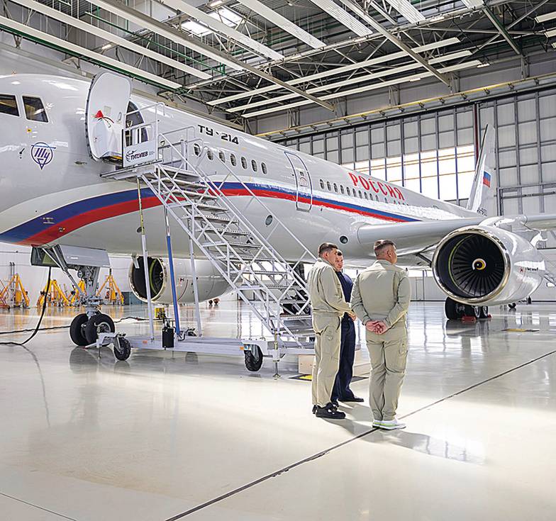 СЕРГЕЙЕЛАГИН/БИЗНЕС ONLINE/ТАСС Самолет Ту-214 в цехе Казанского авиационного завода имени С. П. Горбунова