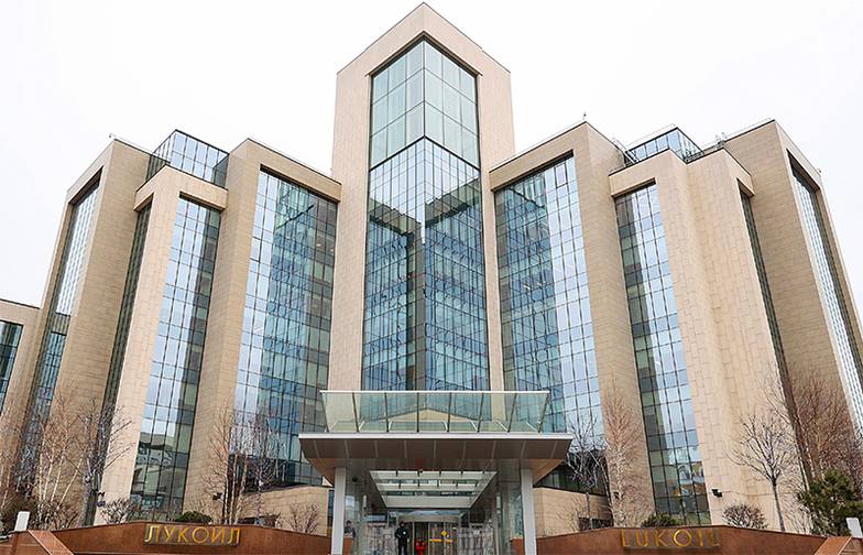 ЮЛИЯ ПЕСНЯ/ТАСС «ЛУКойл» инвестировал за рубежом во все звенья работы с нефтью и газом — разведку, добычу, транспортировку, переработку и розничную продажу моторных топлив  и масел. По оценкам, зарубежные активы приносили компании до 15% EBITDA