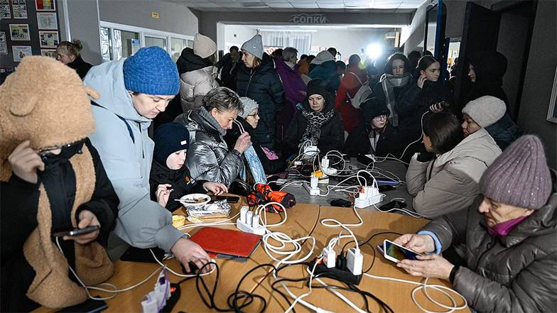 ЛЕВ ФЕДОСЕЕВ/ТАСС Для обогрева и зарядки гаджетов в Мурманске были  организованы специальные пункты