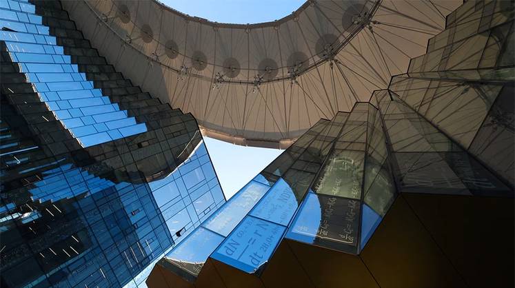 Москва без эмотека, но с архитектурными излишествами