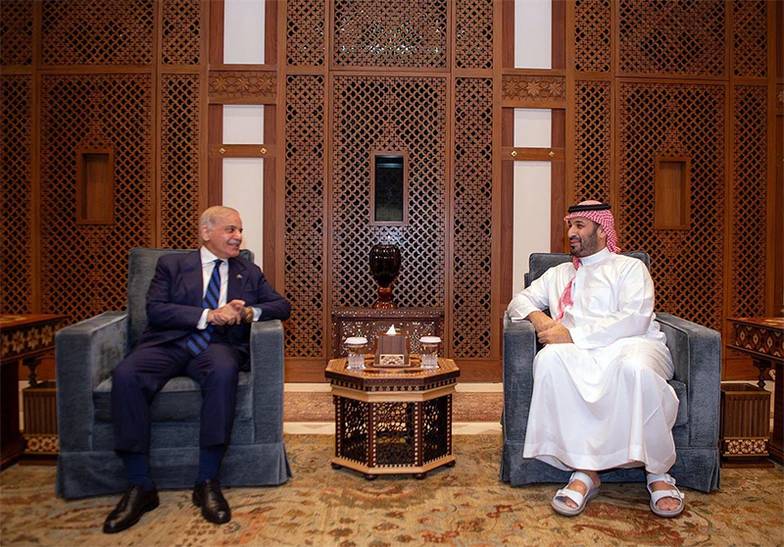 IMAGO/APAIMAGES Наследный принц Саудовской Аравии Мухаммед бен Салман (справа) и премьер Пакистана Мухаммад Шахбаз  Шариф подписали соглашение о взаимной обороне в сентябре 2025 года