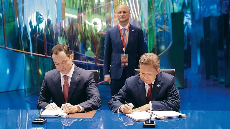  Председатель правления ПАО «Газпром» Алексей Миллер (справа) и председатель правления АО «НК QazaqGaz»  Санжар Жаркешов подписывают на ПЭМФ-2024 договор о транзите российского газа через Казахстан  в Узбекистан и Кыргызстан до 2040 года