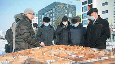 ОКРУЖНОЙ ИНФОРМАЦИОННЫЙ ЦЕНТР АППАРАТА ПОЛНОМОЧНОГО ПРЕДСТАВИТЕЛЯ ПРЕЗИДЕНТА РФ В УФО Марату Хуснуллину (справа) и Владимиру Якушеву (рядом с ним) презентовали проект комплексного развития микрорайона Солнечный в Екатеринбурге. В 2021 году по программе «Стимул» Свердловская область получила свыше 2 млрд рублей из федерального бюджета. Средства в числе процего будут направлены на строительство двух детских садов, реконструкцию и расширение улиц микрорайона с перспективой прокладки трамвайной линии