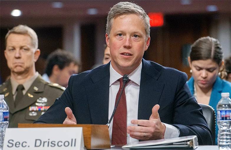 AP PHOTO/ROD LAMKEY Министр армии США Дэниел Дрисколл, новый спец посланник Трампа для Киева