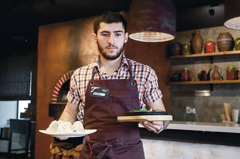 СЕРГЕЙФАДЕИЧЕ//ТАСС Официант — хорошая стартовая позиция для приезжающих в страну мигрантов