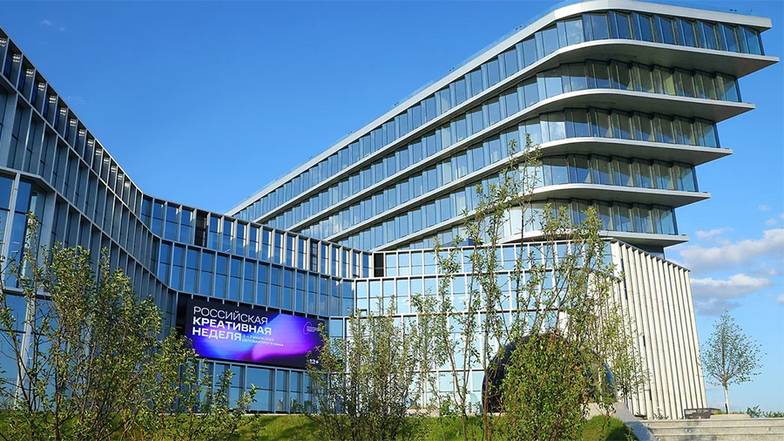 СЕРГЕЙ ФАДЕИЧЕВ/ТАСС Здание в кластере «Ломоносов», по мнению Сергея Кузнецова, образец нового  стиля «эмоциональное техно»