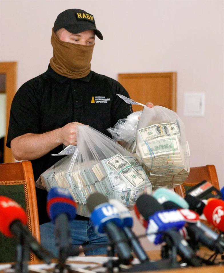 AP PHOTO/EFREM LUKATSKY Силовики НАБУ обещают довести коррупционное расследование на Украине до конца
