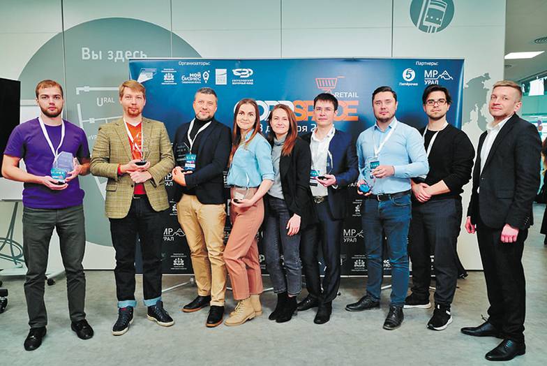  Начальник отдела управления проектами СОФПП, ведущий CorpSpace 2021 Александр Обоскалов (крайний справа) и финалисты (справа налево): Сергей Семейшев («Пина ТВ»), Леонид Стариков («Недремлющее око»), Дмитрий Усяев (Botlegger), Екатерина Козорезова и Наталья Исакова (Team.Gear), Владимир Шлеев (Evotech), Геннадий Безносов («Топсто Менеджмент»), Илья Петров («Айдиа»)
