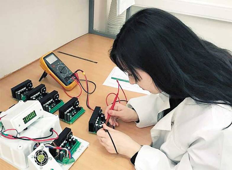  «Цены на  комплектующие  выросли — причем не  в Китае, а в России:  китаец аналогичную  микросхему впаивает  в плату по старой цене,  а мы — по новой.  И кто в этом случае  быстрее займет рынок  — мы или он?»