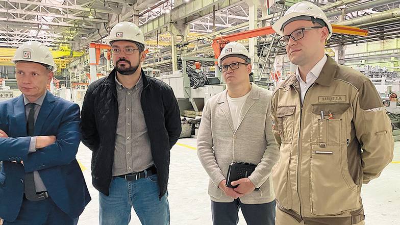  Дмитрий Зайцев (крайний справа): «Наша задача — замотивировать обучающихся в применении того или иного  инструмента бережливого производства»