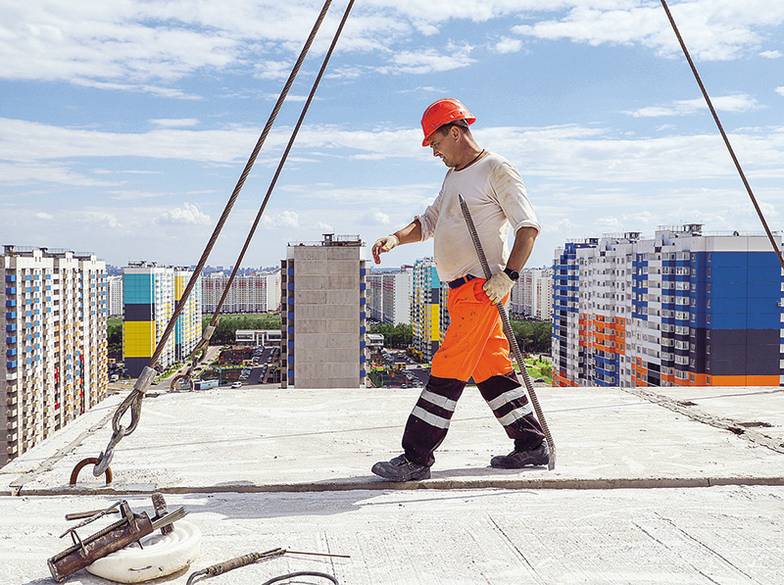 ЭРИК РОМАНЕНКО/ТАСС Отказавшись от услуг генподрядчика в пользу создания собственного строительного департамента, девелоперы  смогут уменьшить себестоимость строительства на 25–30%