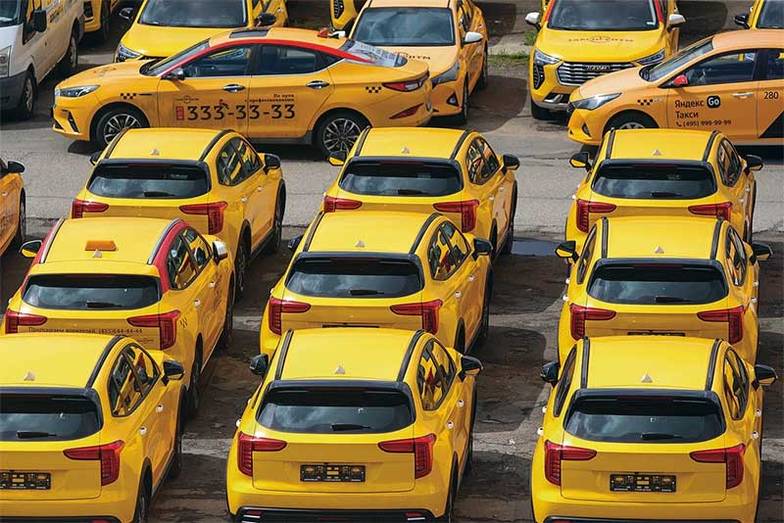 АЛЕКСЕЙ БЕЛКИН/NEWS.RU/ТАСС В 2023 году дефицит автомобилей такси всех классов, по оценкам аналитиков, составлял 21% относительно  уровня 2021 года