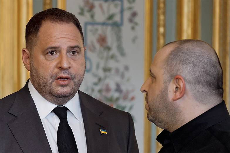 TASS Бывший глава администрации президента Украины Андрей Ермак (слева) и бывший министр обороны Рустем  Умеров подозреваются в масштабной коррупции