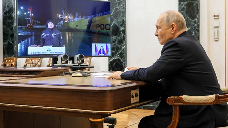 МИХАИЛ МЕТЦЕЛЬ/ПРЕСС-СЛУЖБА ПРЕЗИДЕНТА РФ/ТАСС В церемонии запуска проекта «Восток Ойл» принял участие по видеосвязи президент Владимир Путин