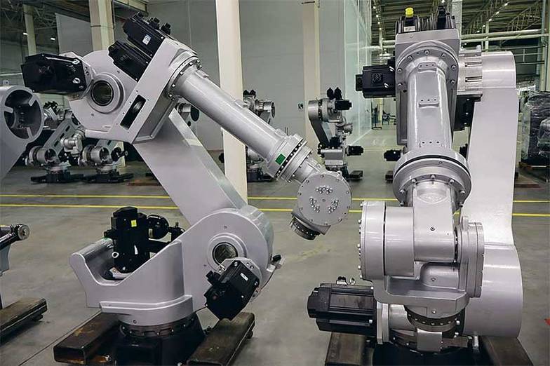  Флагманский робот-манипулятор Завода роботов RusRobot RR-120-2900 может перемещать тяжелые и опасные  грузы, к примеру обслуживать листогибочный пресс и автоматизировать процесс укладки листового металла  весом более 50 кг