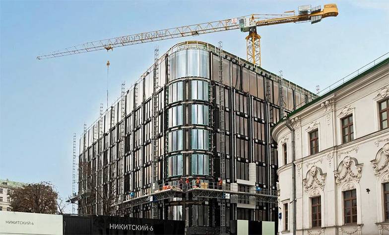  Жилой комплекс «Никитский бульвар, 6» стал одной из причин недовольства архитектурной политики Москвы. Это слишком большой и модный дом в историческом центре  столицы, построенный без учета контекста