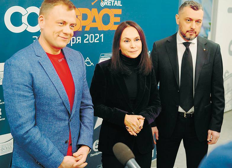  Организаторы и партнер CorpSpace 2021: директор Свердловского областного фонда поддержки предпринимательства Валерий Пиличев, министр инвестиций и развития Свердловской области Виктория Казакова и директор макрорегиона «Урал» торговой сети «Пятерочка» Роман Степанов