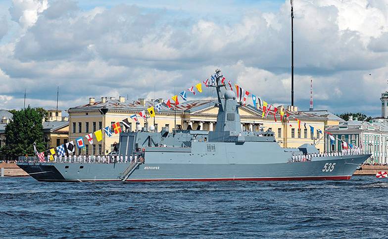  День Военно-морского флота — незабываемый праздник для петербуржцев. Тысячи горожан и гостей города спешат на набережные Невы приветствовать парад кораблей  Балтийского флота