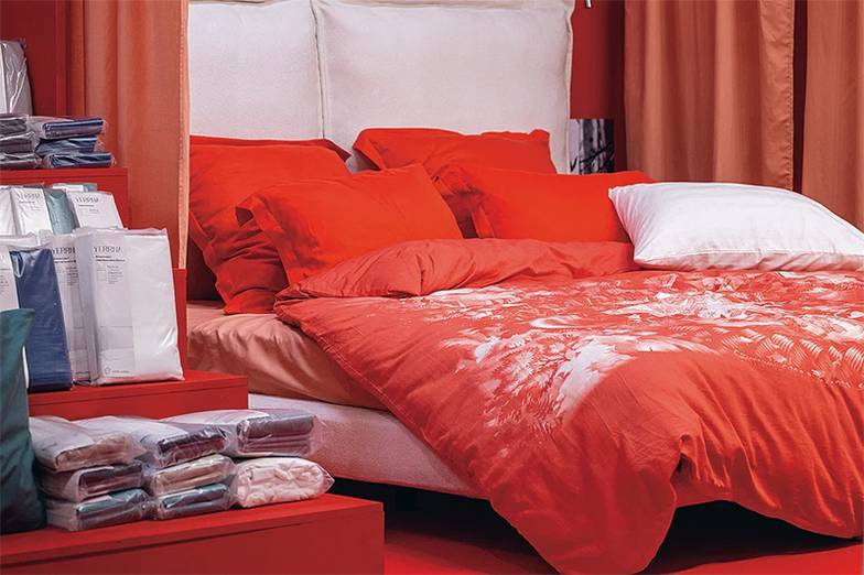 ПРЕДОСТАВЛЕНО КОМБИНАТОМ «ШУЙСКИЕ СИТЦЫ» Постельное белье с рисунком «Лесной царь» — творческая переработка холуйской  росписи на шкатулках