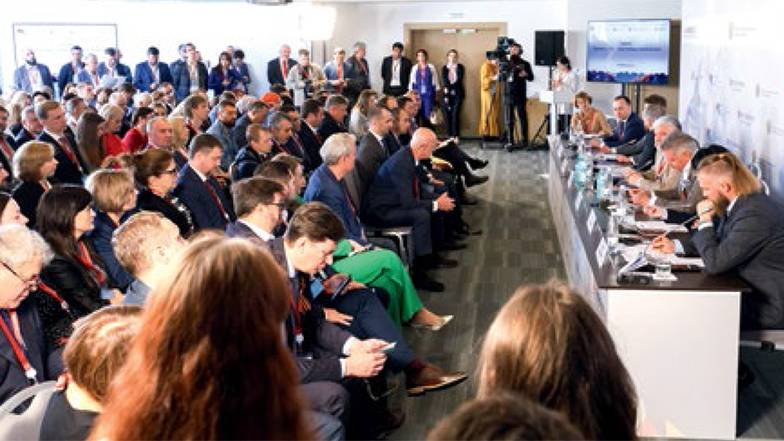 ФОТО: МАКСИМ ГРИГОРЬЕВ, «РОСКОНГРЕСС» На секции о перспективах туризма в СКФО яблоку было негде упасть