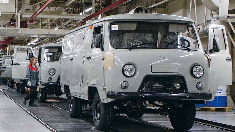 ДМИТРИЙ САНДИМИРОВ/ТАСС Выпускаемое без кардинальных изменений вот уже почти 60 лет семейство УАЗ СГР (в простонародье «буханка»,  на фото), как и другие модели УАЗа, в ближайшее время не будут серьезно модернизироваться