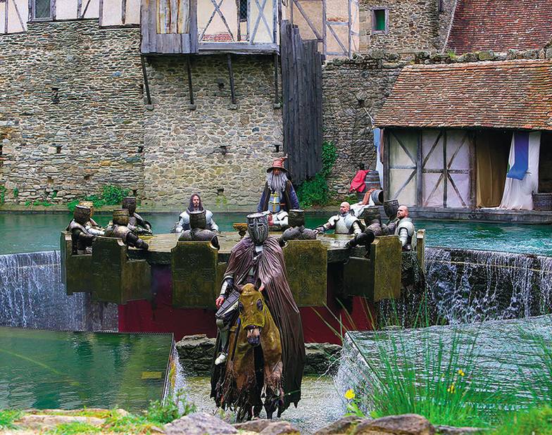  Французский исторический парк «Пюи-дю-Фу» был создан энтузиастом в 1977 году. Сейчас его посещает более 2 млн человек в год