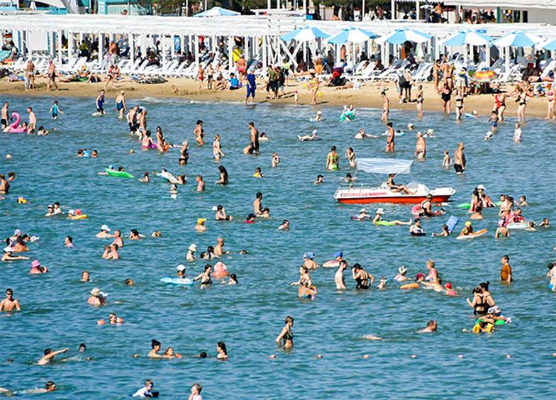 РОМАН СОКОЛОВ/ТАСС Анапа традиционно относится к разряду семейных и детских курортов. Правда,  в сезон город крайне переполнен