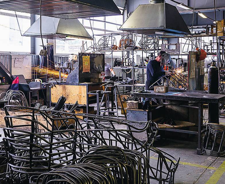  Производственная база компании строилась по принципу создания отдельных  специализированных производств