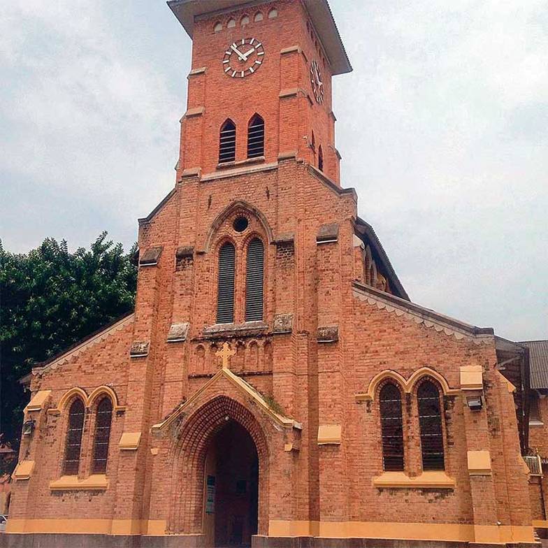  Юлия Берг: «Самое большое и красивое здание в африканских столицах бывших французских, бельгийских, португальских колоний — это католическая церковь,  величественный собор. В столицах же бывших английских колоний самое мощное и красивое сооружение — это здание Верховного суда или парламента». На фото:  собор Св. Анны в Киншасе