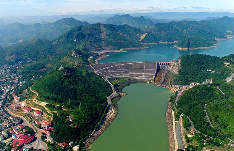  Вторая крупнейшая во Вьетнаме ГЭС «Хоабинь» мощностью 1920 МВт проектировалась в СССР и строилась при  участии советских специалистов