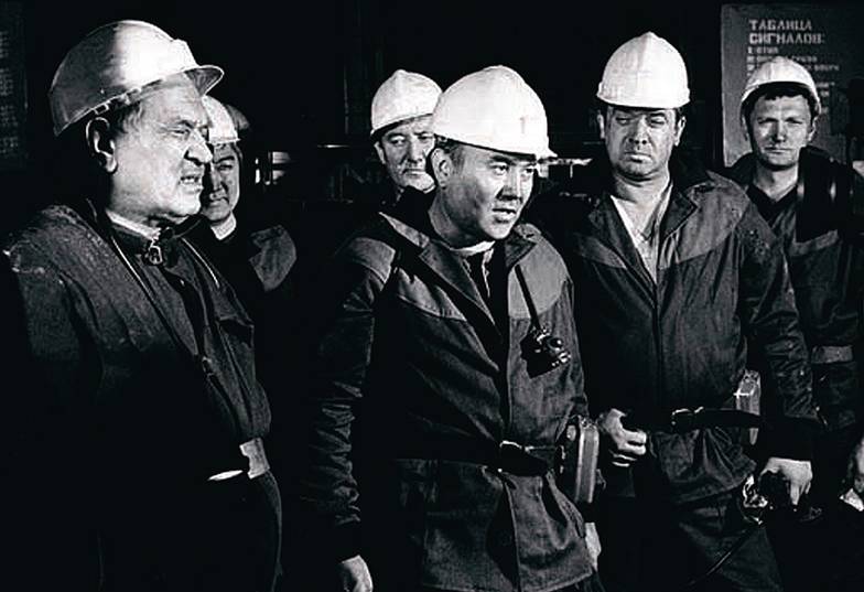  Первый президент Казахстана Нурсултан Назарбаев (в центре) начинал работать на Карагандинском металлургическом комбинате чугунщиком разливочных машин, а закончил секретарем парткома предприятия